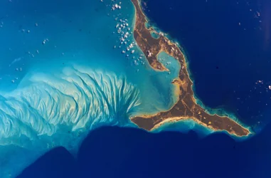 Eleuthera Island, Bahamas, 2002. Undervattensformationer väster om ön är gjorda av kalciumkarbonatsand som eroderats från korallrev och avsatts i sanddyner av havsströmmar. Kredit NASA. Vetenskap E